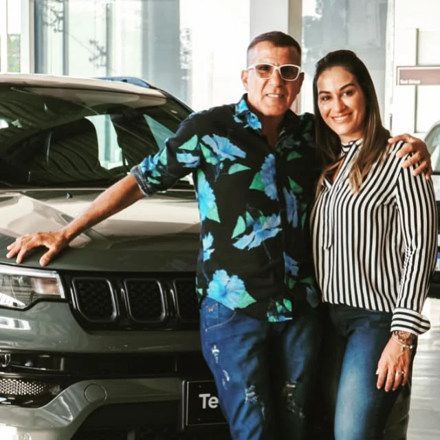Aline Zia ao lado do ator Eri Johnson em ação do setor automotivo