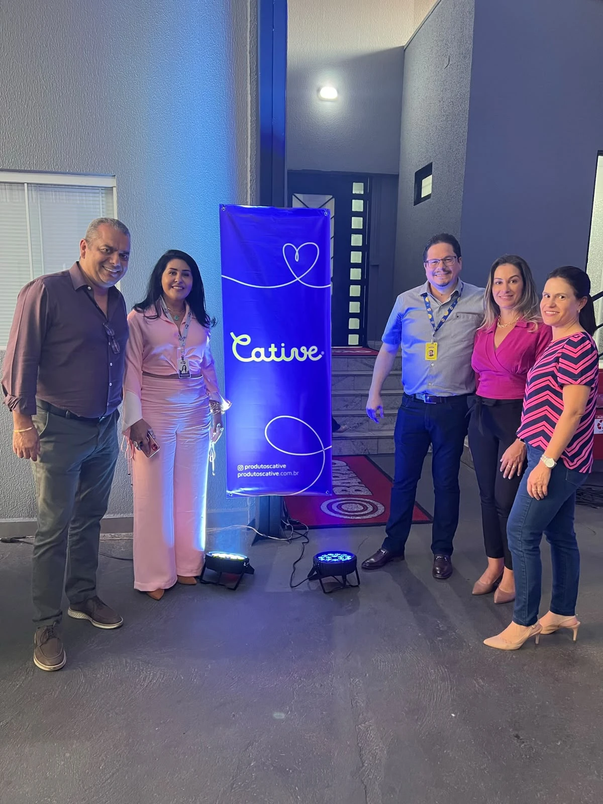 Aline Zia com equipe em evento da marca Cative