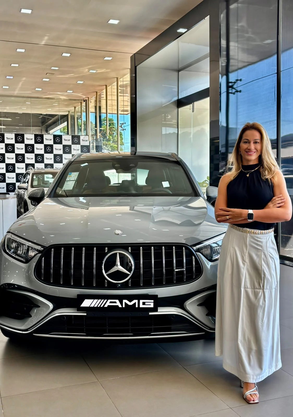 Aline Zia ao lado de veículo AMG na Mercedes-Benz Tecar