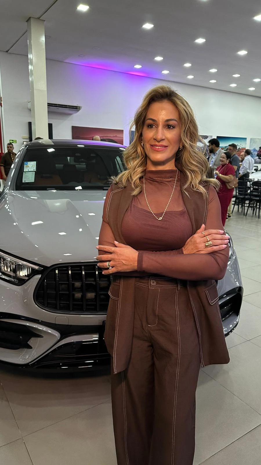 Aline Zia em evento na Mercedes-Benz Tecar com look marrom