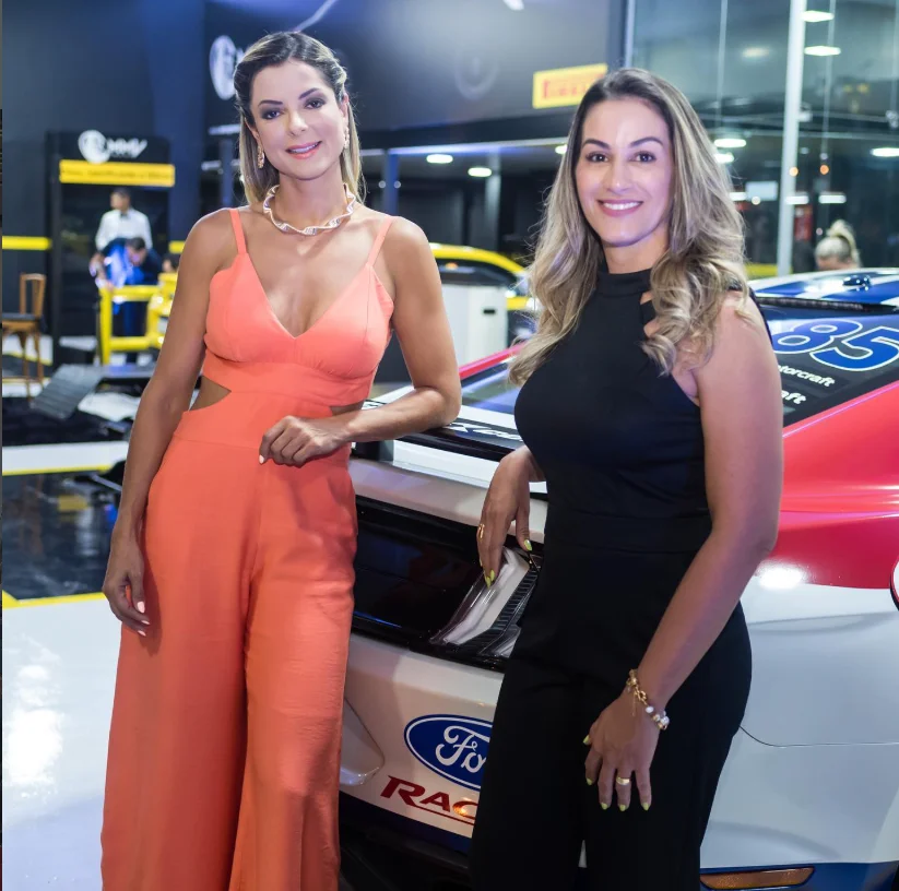 Registro de Aline Zia com Thaís Freitas em evento automotivo